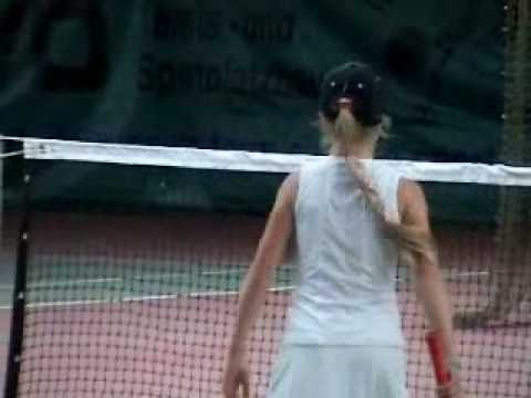 Who's that young girl that Maria Sharapova is watching ?