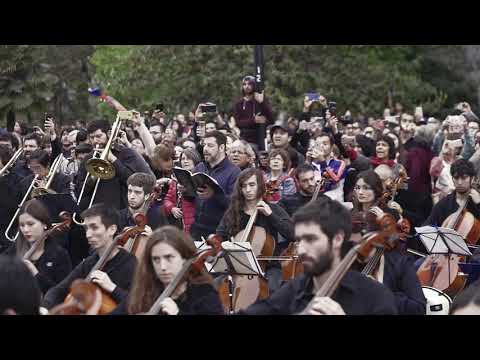 תזמורת שלמה מבצעת שיר מחאה עוצמתי בהפגנה בצ'ילה