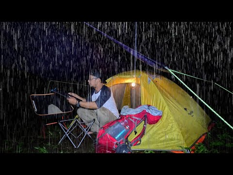 Camping Bushcraft in Heay Rain, Build Unique Shelter