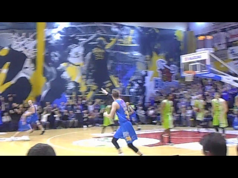 What a pass! Robert Tomaszek to Marc Carter. BM Slam Stal Ostrów Wlkp. vs. MKS Dąbrowa Górnicza