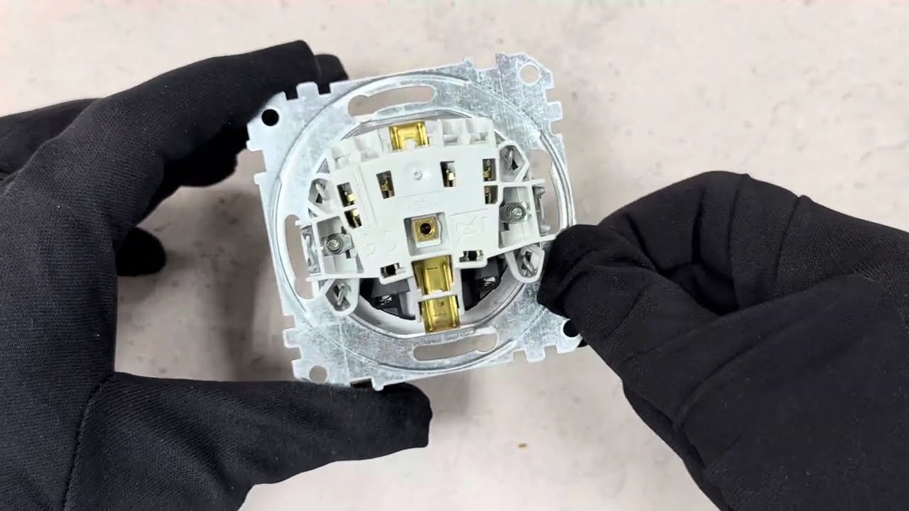 Розетка с/з одинарная со шторками и крышкой SCHNEIDER Sedna Design белый SDD111024