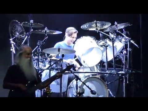 Phil Collins, &rdquo;nebărbierit, purt&acirc;nd ochelari şi av&acirc;nd un aspect ne&icirc;ngrijit&rdquo;.&nbsp;Artistul a urcat pe scenă cu ajutorul unui baston şi a c&acirc;ntat aşezat pe un scaun. IMAGINI DRAMATICE