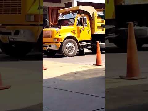 buses y camiones colombianos en mesitas del colegio cundinamarca día caluroso