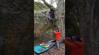 Video thumbnail of Le Chaînon Manquant (avec l'arête), 7b. Fontainebleau