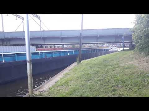 Vorbeifahrt GMS Emelie D unter der Eisenbahnbrücke Oldenburg auf der Hunte.