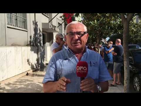 Banorët e pallatit në Durrës në protestë para prokurorisë për ndërtesën e dëmtuar nga tërmeti