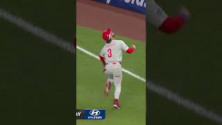 Bryce Harper tracks it down in foul territory! ????‍????