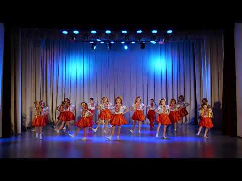 Танцювальний колектив "HappyKids" виконують танець "Моя Україна"