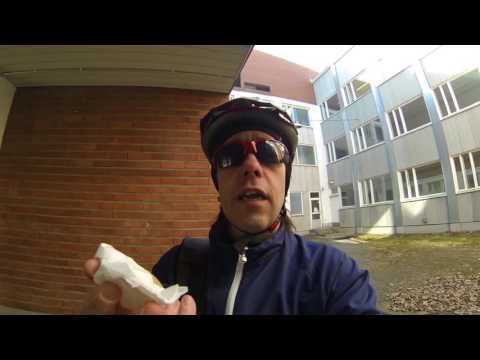 pikku pyöräilyllä