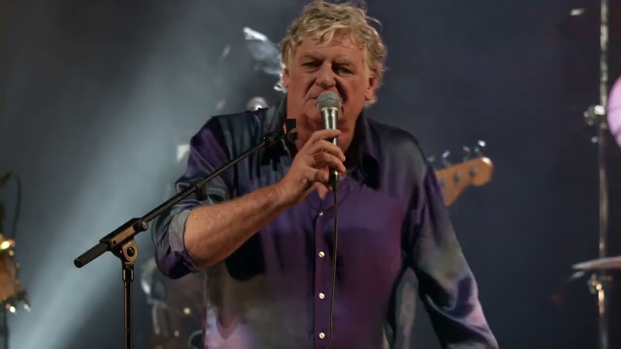 Miniature de la vidéo Zoom sur Oum - Festival C'est dans la Vallée 2023 du film Rodolphe Burger rend hommage à Rachid Taha