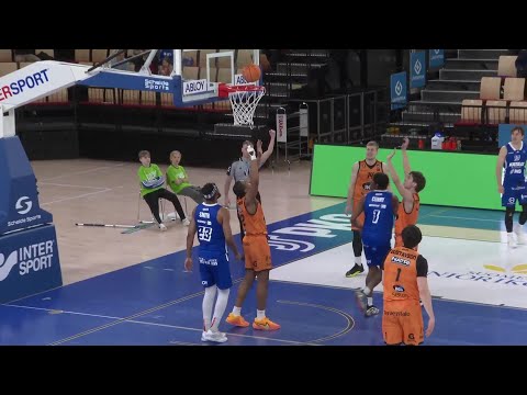 Keshawn Curry finishes through contact