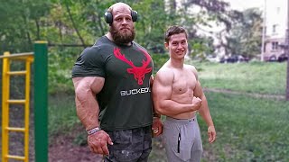 IEDEREEN KIJKT NAAR EEN KIND NAAST HEM - 27 JAAR RUSSISCH KRACHTPATSER MONSTER - Andrey Smaev