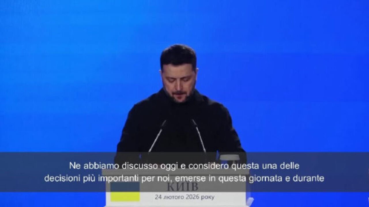 Zelensky: "Le sanzioni sono l'unica forma di diplomazia che Putin capisce"
