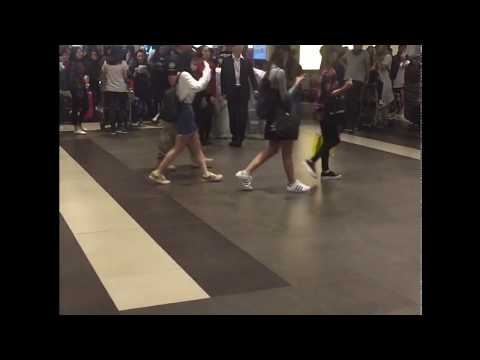 [FANCAM] 170924 TWICE Arrival in Singapore Changi Airport