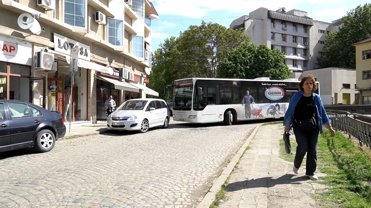 Неправилно паркирани автомобили затрудняват движението на градските автобуси в Кърджали