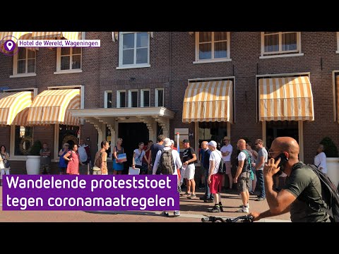 Betogers tegen 'viruswaanzin' wandelen door Wageningen