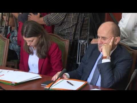 NXITJE ARSIMIT PROFESIONAL, DEPUTETET E PD KUNDER VENDOSJES SE MESATARET, MINISTRI KLOSI REPLIKON LA