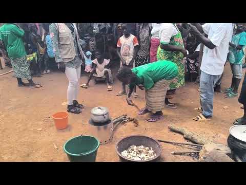 Vidéo de distribution des foyers TIKA dans la région du N'zi, dans le village de N’Dayakro