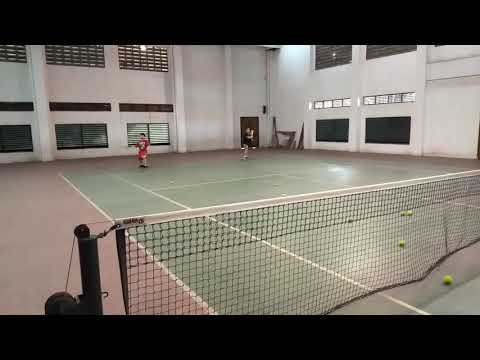 Latihan anak anak bermain tenis