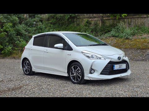 2017 Toyota Yaris Hybrid Sport - Image 2