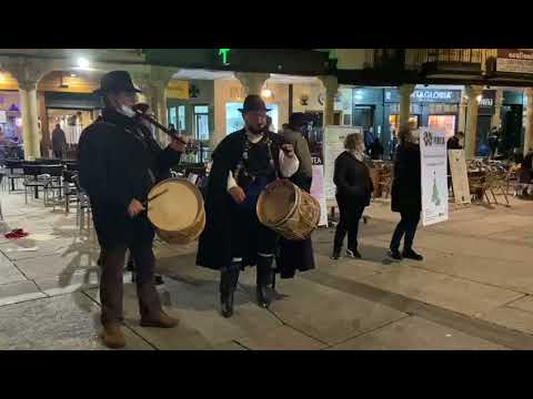 Las asociaciones vecinales animan la Navidad con los sones de los tamborileros