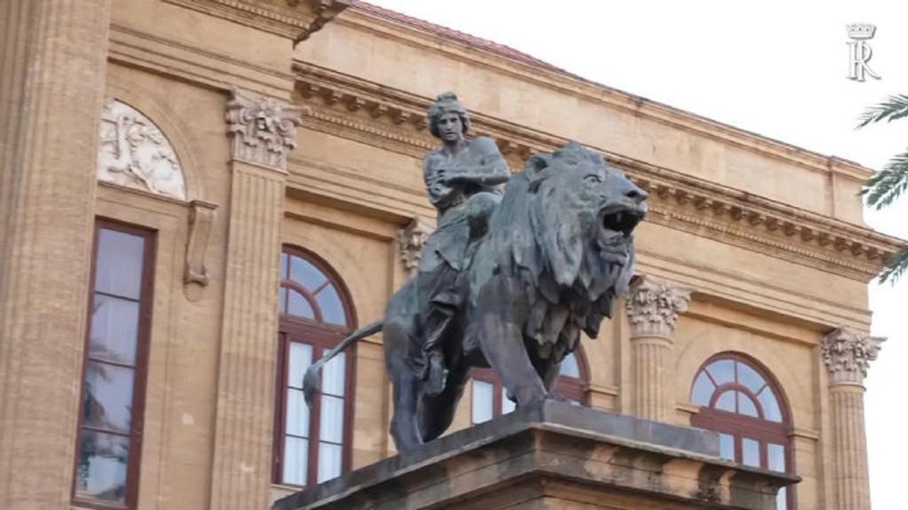 Mattarella accolto da un'ovazione al Teatro Massimo di Palermo per film sul missionario Biagio Conte