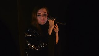 Lykke Li - Love Me Like I&#39;m Not Made Of Stone en vivo - live (Español - Lyrics)