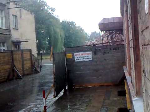 Ulewa spłukała kurz z budynków przy burzonym szpitalu w Grudziądzu