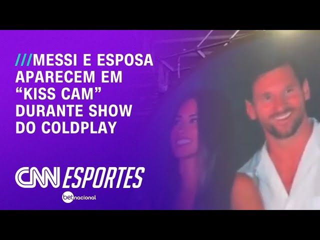 Messi e esposa são flagrados por câmera do beijo em show do Coldplay | CNN PRIME TIME