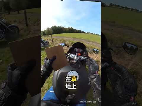 這場機車活動超奇怪…每個人都被發一塊木頭🤯