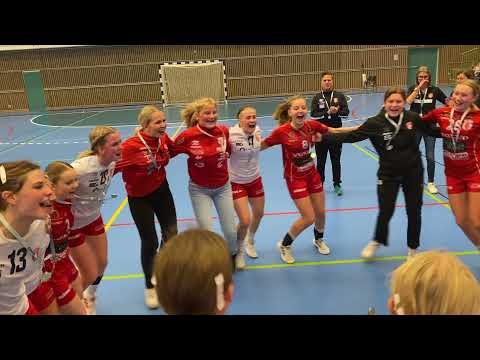 Skövde HF F16 lyfter segerbucklan och dansar segerdans