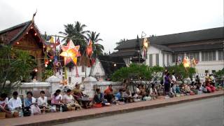 preview picture of video 'Boun Ork Phansa at Wat Mai, Luang Prabang, Laos part 3'