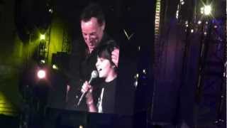 Bruce il *Gigante con il *Bambino in : Waitin' On A Sunny Day !