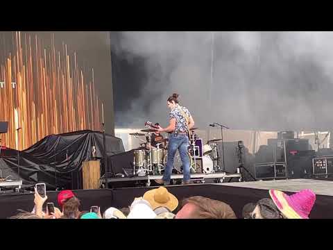 Gabby Barrett singing I Hope