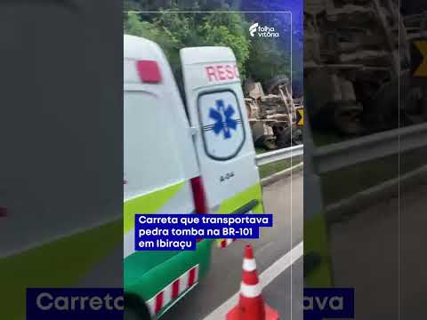 Carreta que transportava pedra tomba na BR-101 em Ibiraçu