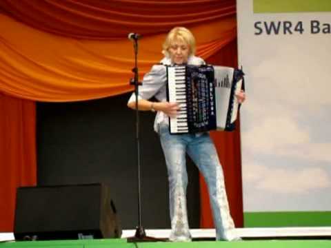 Christa Behnke  (Katjenka)    Juli  2008  Gartenschau Bad Rappenau  Privatvideo