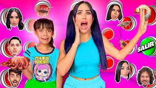 100 BOTONES MISTERIOSOS DE YOUTUBERS SOLO 1 PARA ESCAPAR 😰 ¡Muy mala idea! | Karla Bustillos