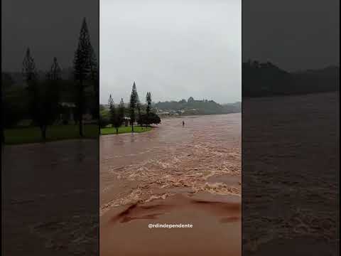 Ondas, galhos e pedaços de árvores descendo rio abaixo na Barragem de Bom Retiro assustam - 22/07