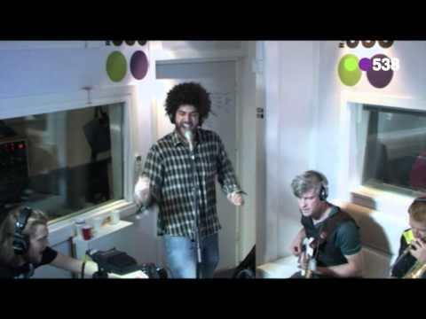 Rilan and The Bombardiers - Im alive (live bij Evers Staat Op)