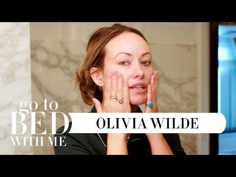 奧利維亞-王爾德的無毒夜間護膚程序｜和我一起睡覺｜《Harper's BAZAAR》。 (Olivia Wilde's Nontoxic Nighttime Skincare Routine | Go To Bed With Me | Harper's BAZAAR)