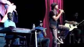 Elliott Yamin sings &quot;Train Wreck&quot; in Market! Market!