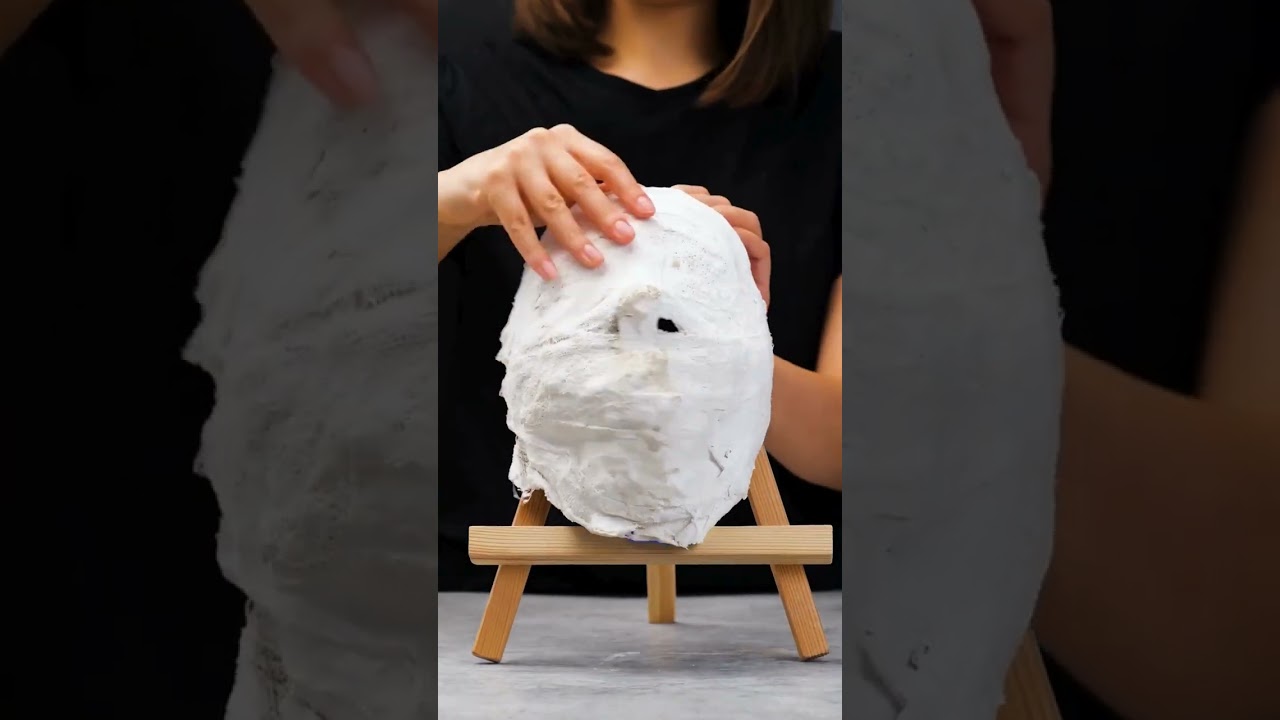 A natural cast of a face made of plaster and egg, look at the result! 👁