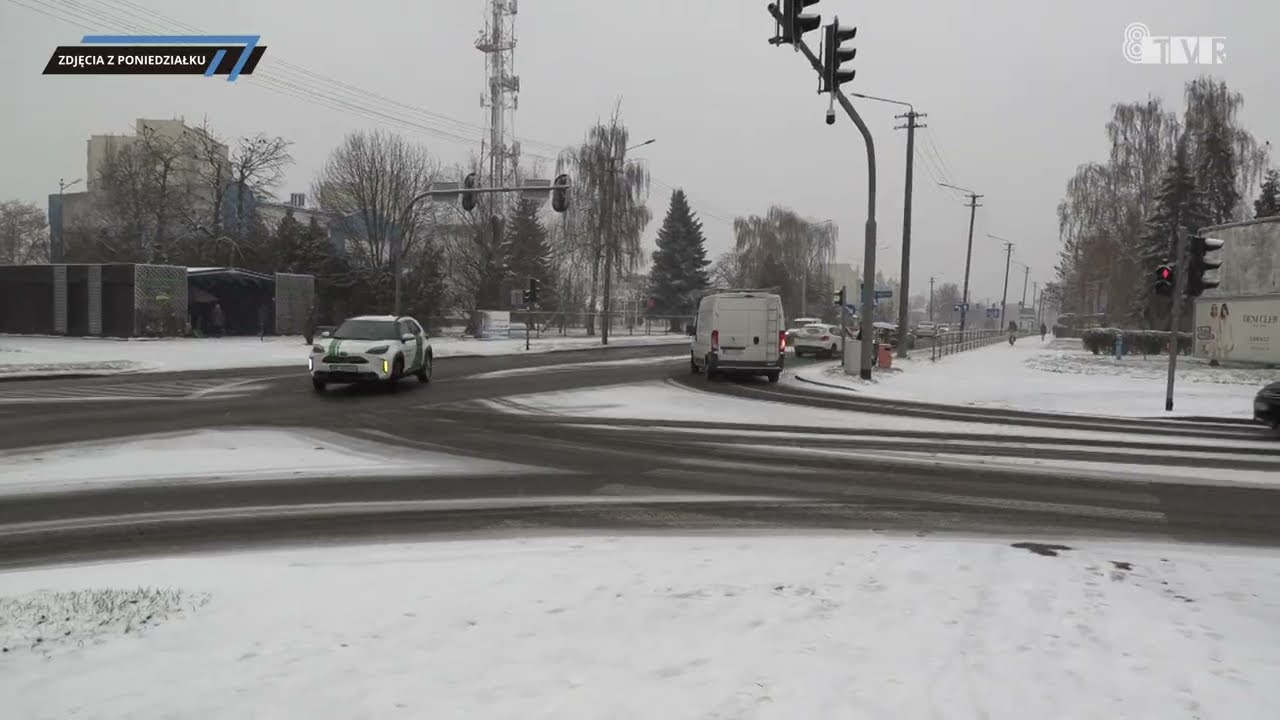 Zima zaskoczyła drogowców? Sytuacja na drogach wojewódzkich i powiatowych w Powiecie Sieradzkim