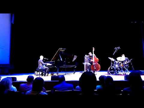 2021 04 22 - Oleg Akkuratov jazz trio part 1