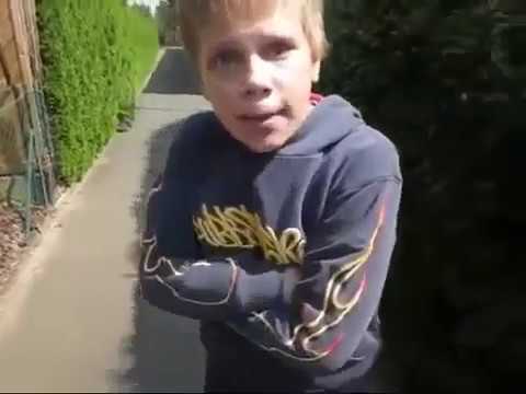 Kleiner Junge muckt auf und macht alles fertig