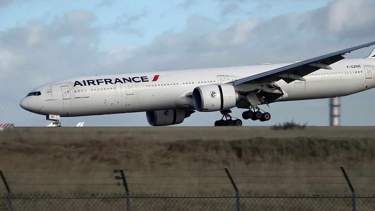 Air France Landing Goes Wrong