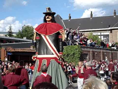 Dendermonde Ros Beiaardommegang 2010 : reus Goliath danst
