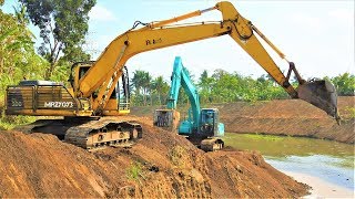 Download lagu Excavators Excavating Dirt Kobelco SK200 Komatsu PC200 XCMG XE215C mp3