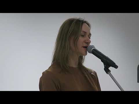 Savo kūrybą skaito poetė Sandra Avižienytė.