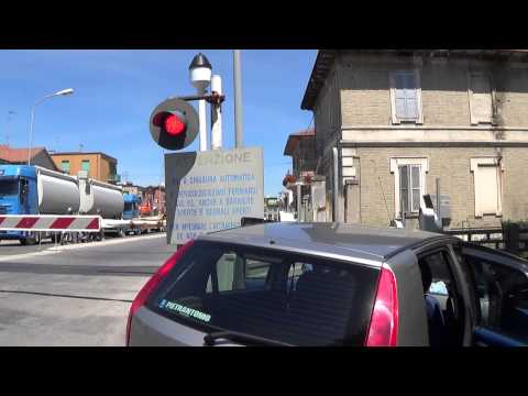 Passaggio a livello di via Giosuè Carducci in HD - Civitanova Marche (MC) // Level Crossing
